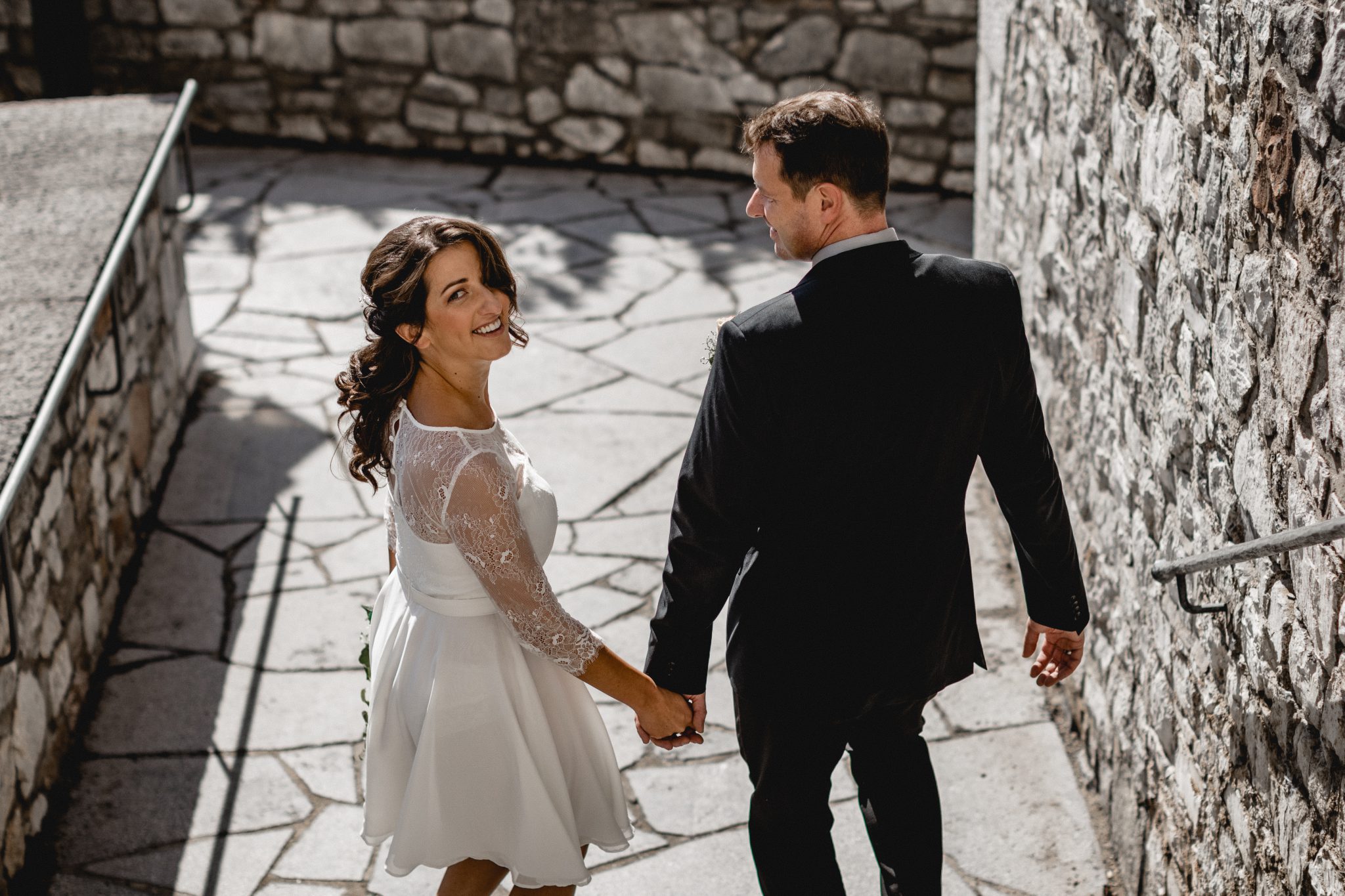 Brautpaar Hand in Hand laufen eine Treppe auf der Burg in Stolberg herunter