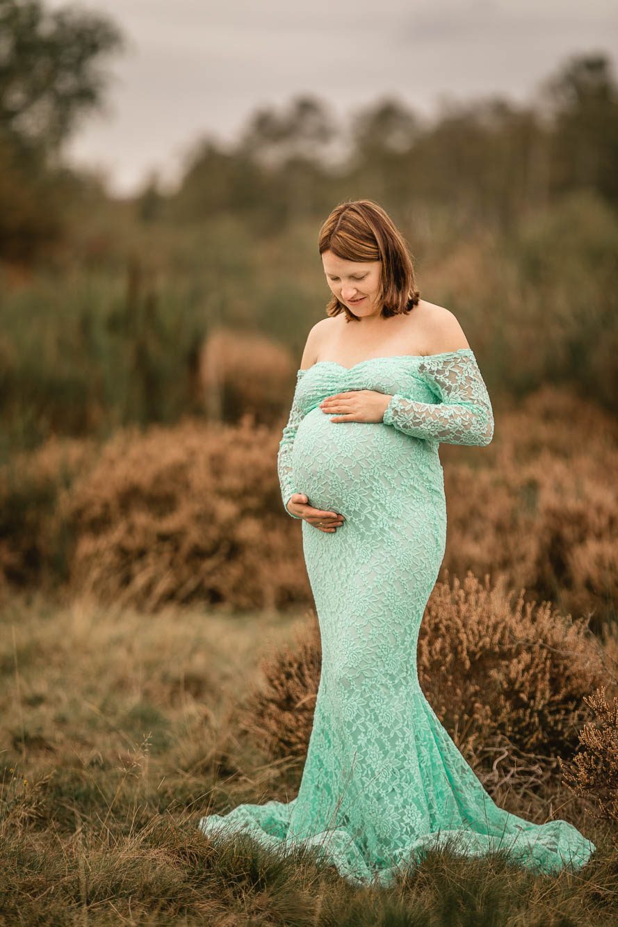 Schwangere in einem schönen Kleid im Gesamtportrait fotografiert in der Heide