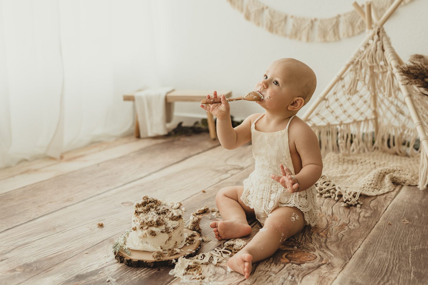 Babyfotos beim Cakesmash Fotoshooting zum ersten Geburtstag mit Baby aus Kerpen und Rhein Erft Kreis