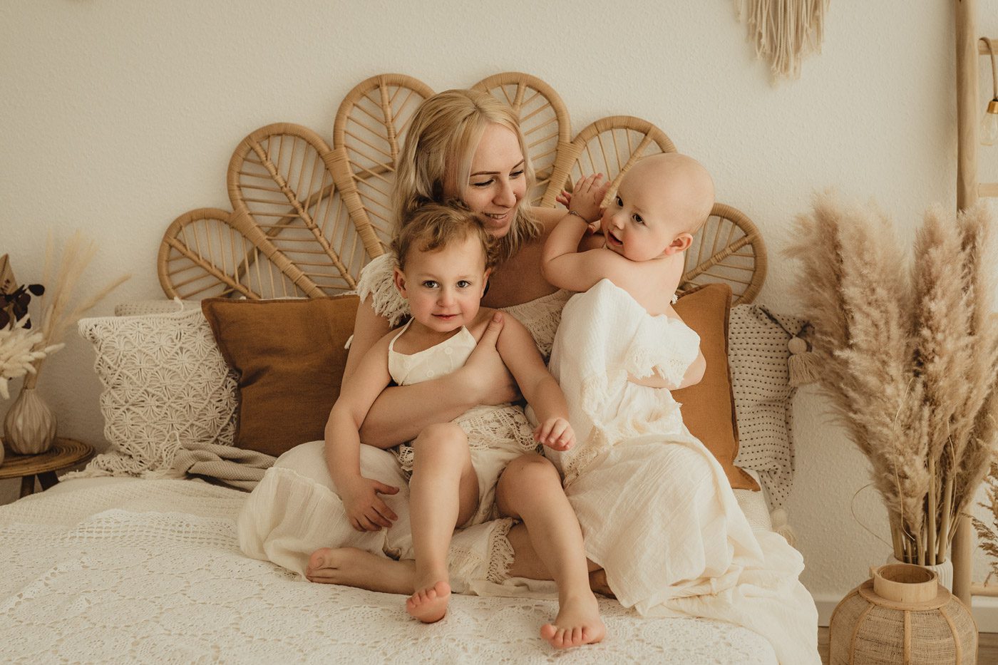 Geschwisterfotos beim Cakesmash Fotoshooting zum ersten Geburtstag mit Baby und Muter aus Kerpen und Rhein Erft Kreis