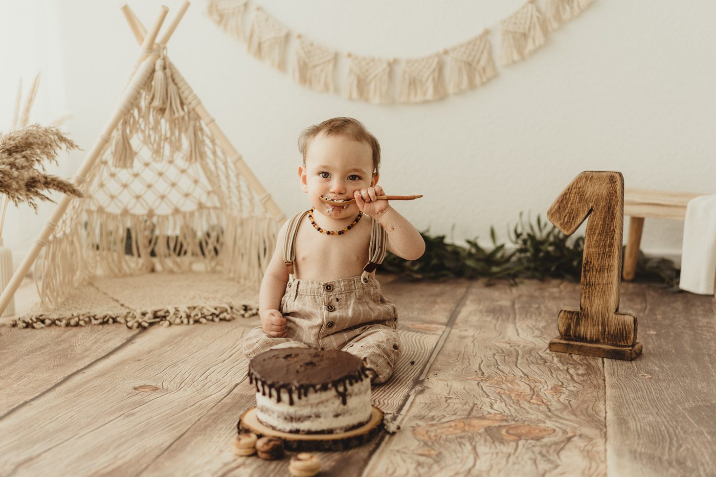 Babyfotos beim Cakesmash Fotoshooting zum ersten Geburtstag mit Baby aus Erftstadt und Rhein Erft Kreis
