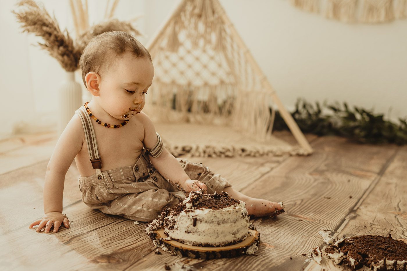 Babyfotos beim Cakesmash Fotoshooting zum ersten Geburtstag mit Baby Akay aus Kerpen und Rhein Erft Kreis