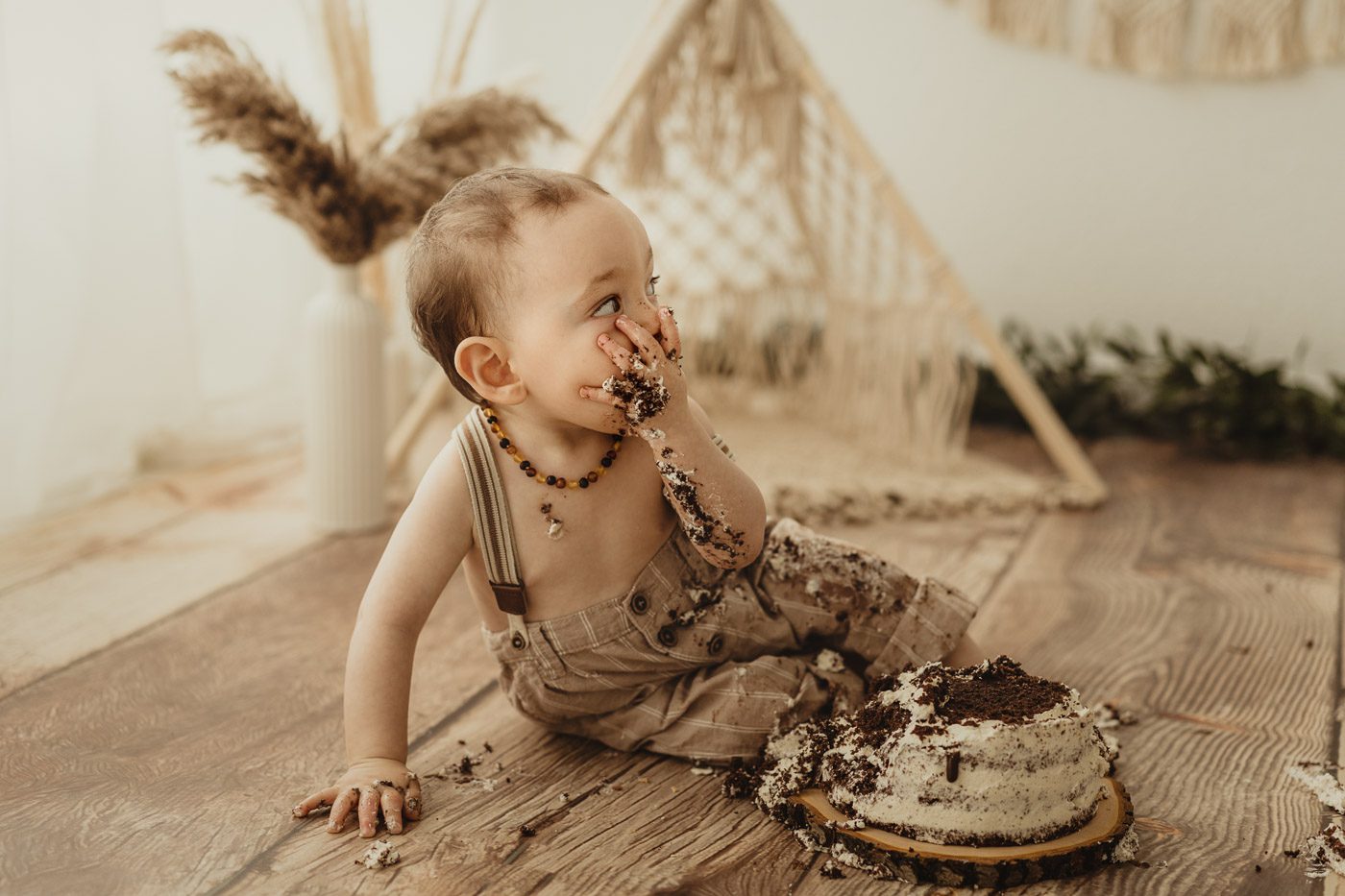 Babyfotos beim Cakesmash Fotoshooting zum ersten Geburtstag mit Baby bei Petra Pietzka Fotografie im Rhein Erft Kreis