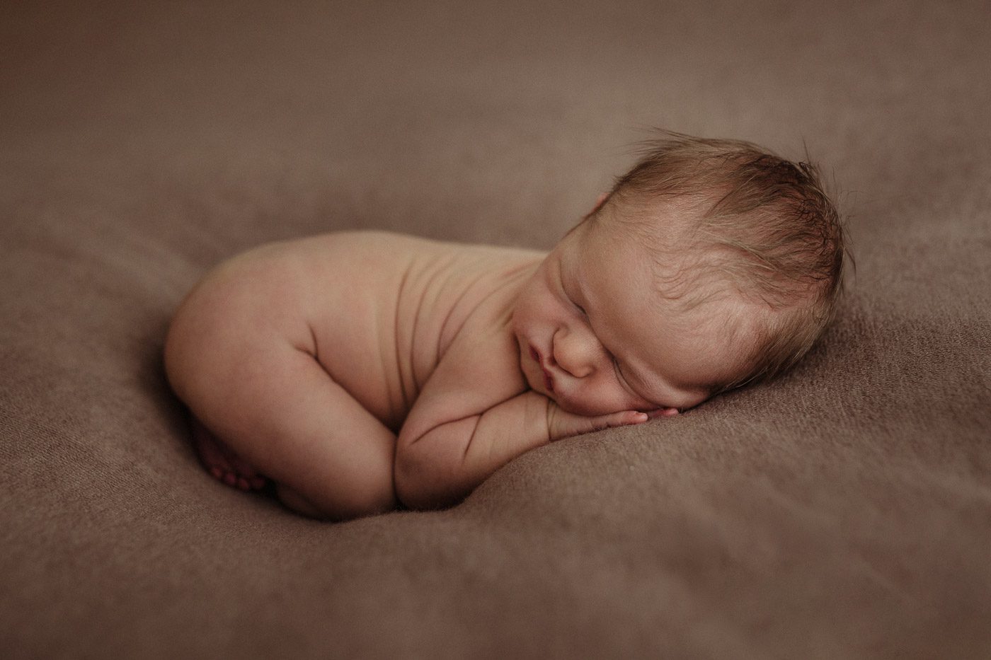 Babyfoto beim Fotoshooting im Fotostudio mit neugeborenen Baby und Mutter aus Kerpen und Köln