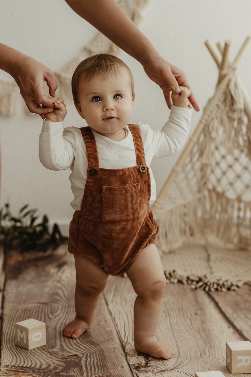 Foto mit Baby bei einem Cakesmash Shooting im fotostudio Petra pietzka in Kerpen