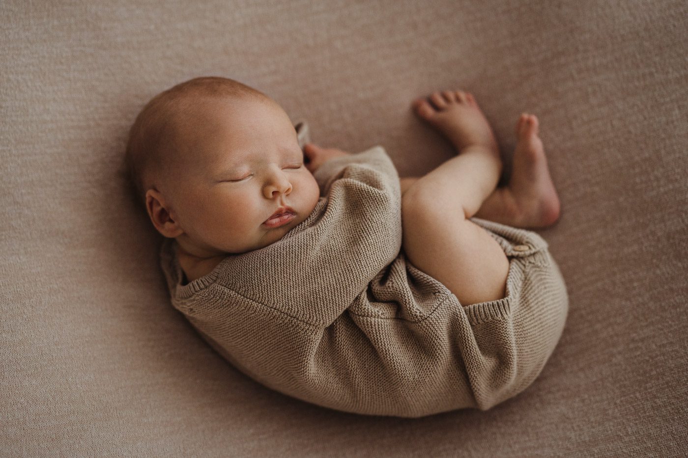 neugeborenes schlafendes Baby auf einem Babyfoto bei einem Fotoshooting im Rhein Erftkreis bei Petra Pietzka Fotografie