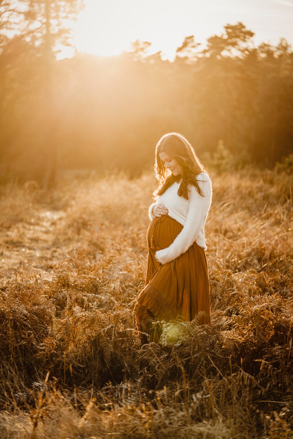 Schwangere aus Rhein Erft Kreis bei einem Babybauchshooting in der Natur Köln fotografiert