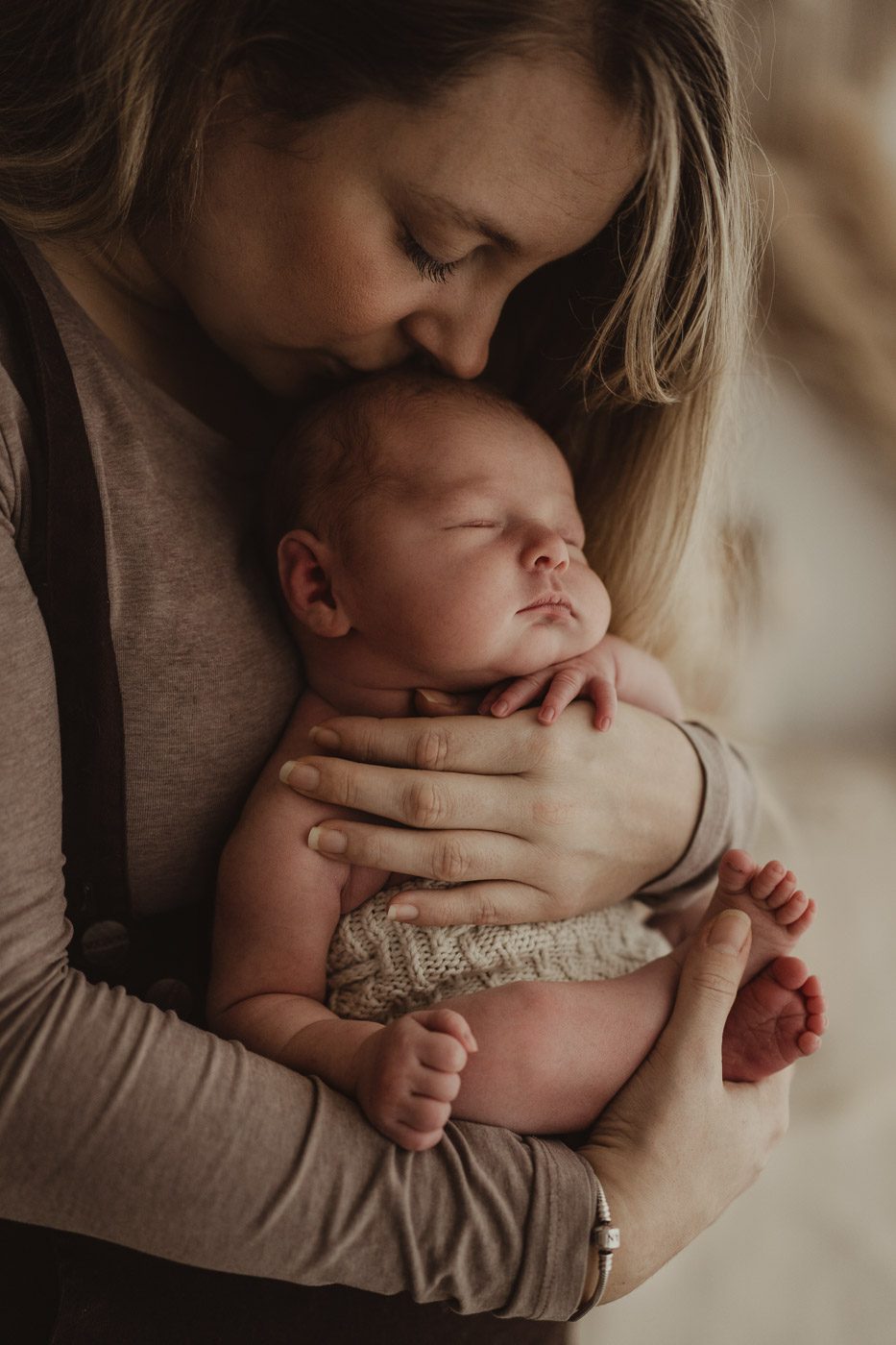 Babyfoto beim Fotoshooting mit neugeborenen Baby und Mutter aus Kerpen und Köln