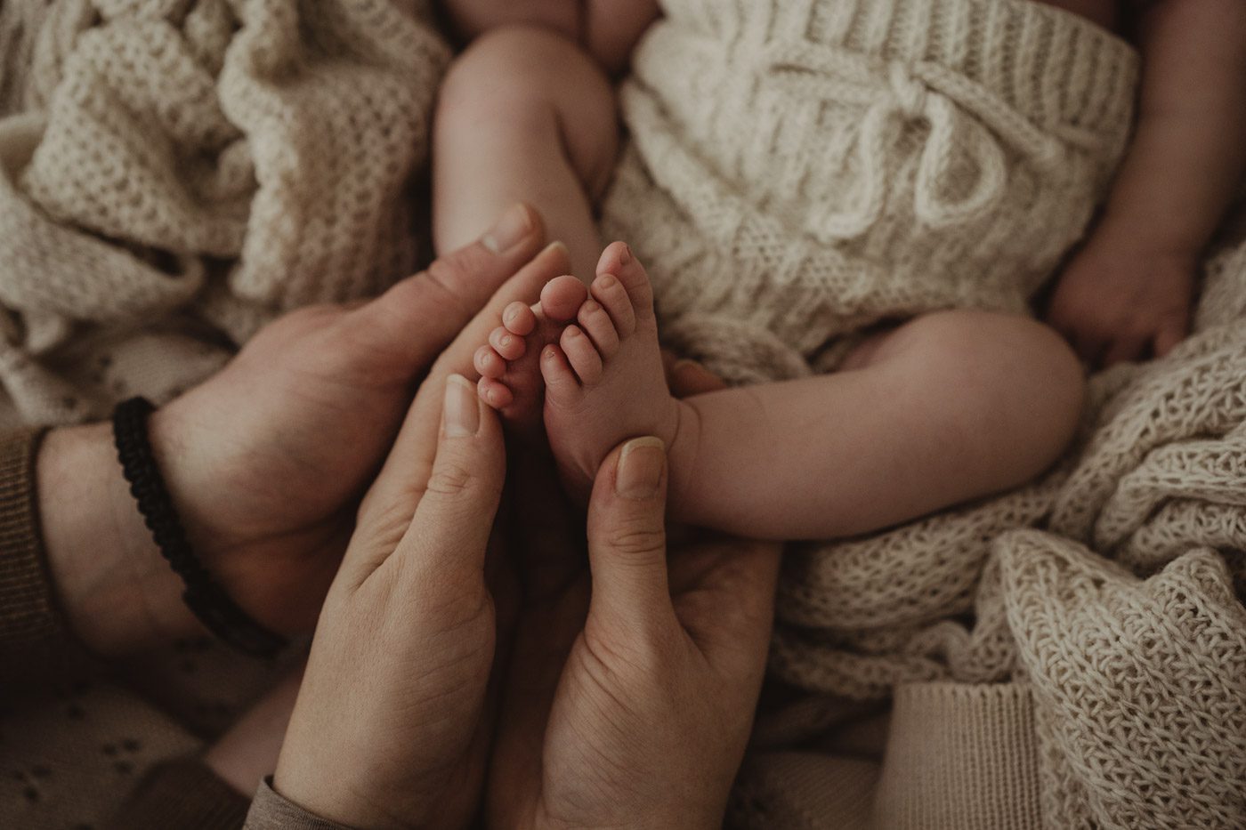 Babyfüsse auf Babyfoto beim Fotoshooting mit neugeborenen Baby aus Kerpen und Köln