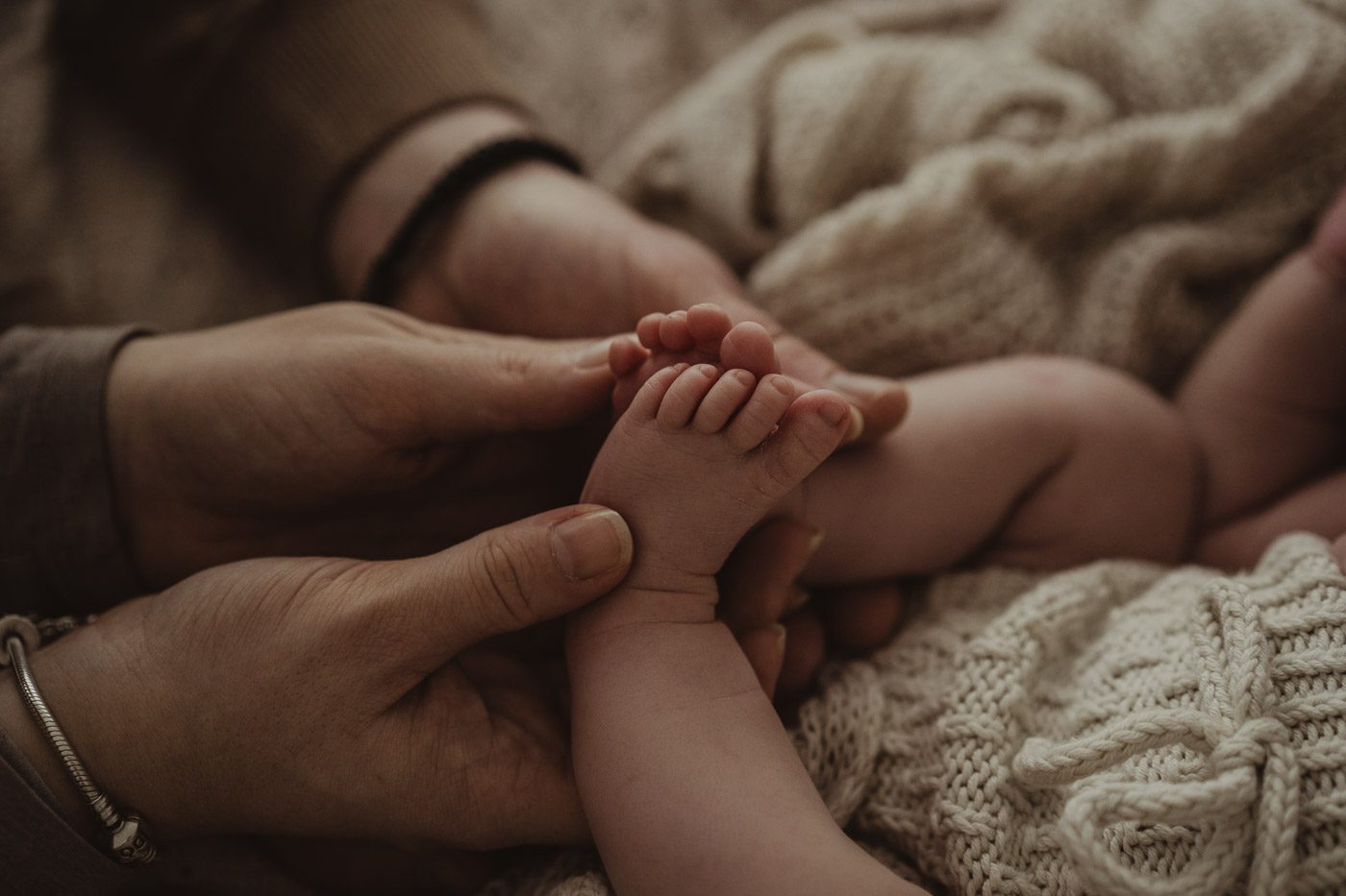 Babyfüsse auf Babyfoto beim Fotoshooting mit neugeborenen Baby aus Kerpen und Köln