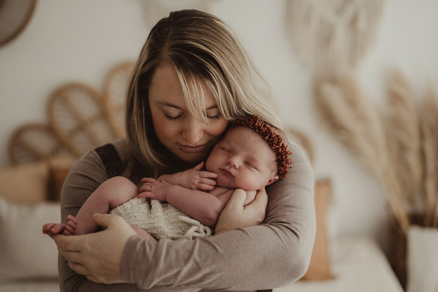 Babyfoto beim Fotoshooting im Fotostudio mit neugeborenen Baby und seinen Eltern aus Kerpen und Köln