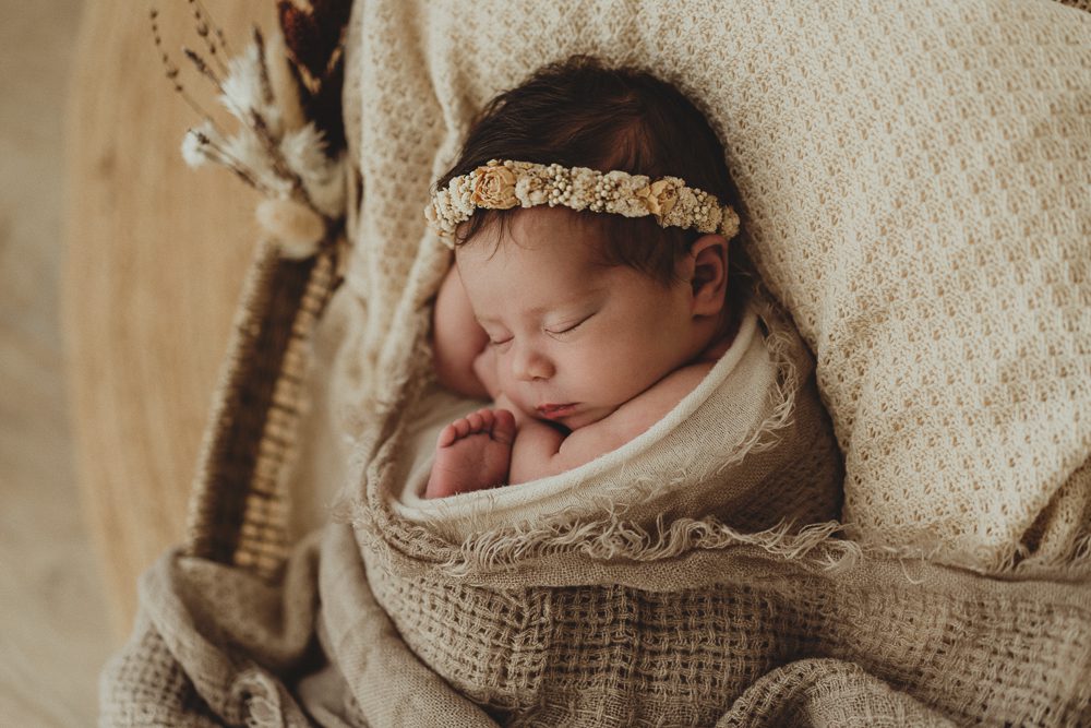 Foto von neugeborenen Baby kurz nach der Geburt bei einem Fotoshooting im Rhein Erft Kreis