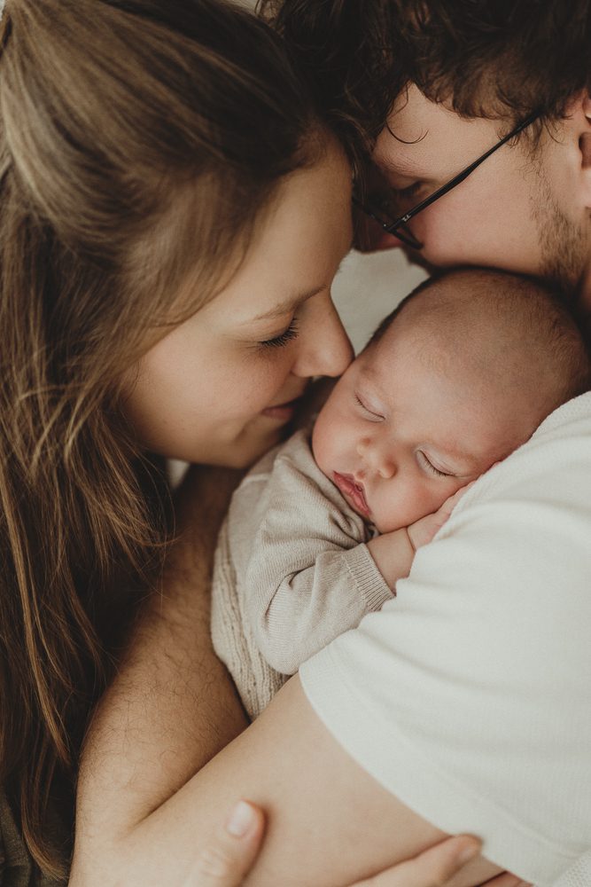 Neugeborenenfotos kurz nach der Geburt bei einem Familienhooting in Kerpen