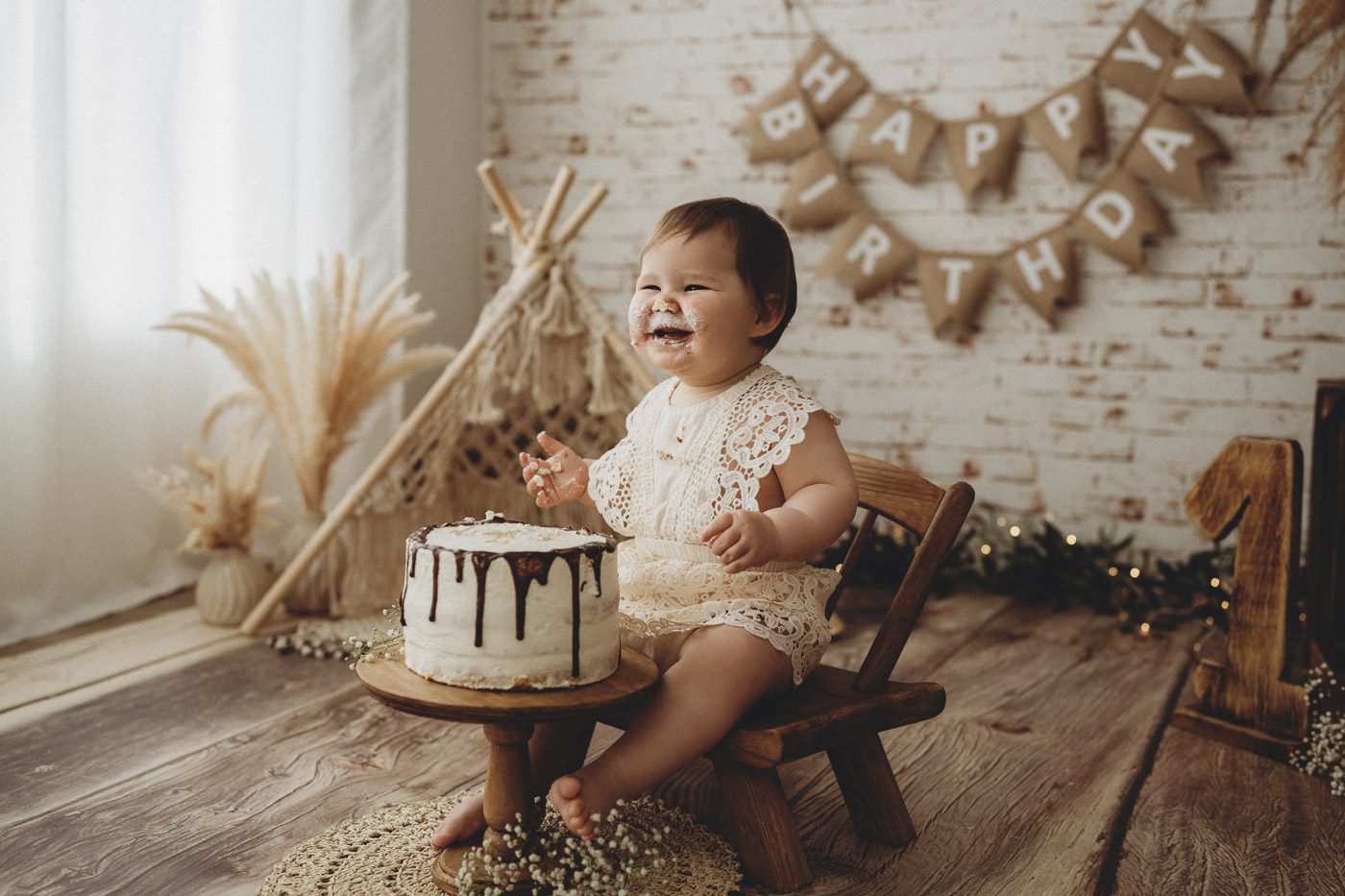 Babyfotos und Familienfotos in einem Cakesmash Fotoshooting zum ersten Geburtstag im Fotostudio Kerpen