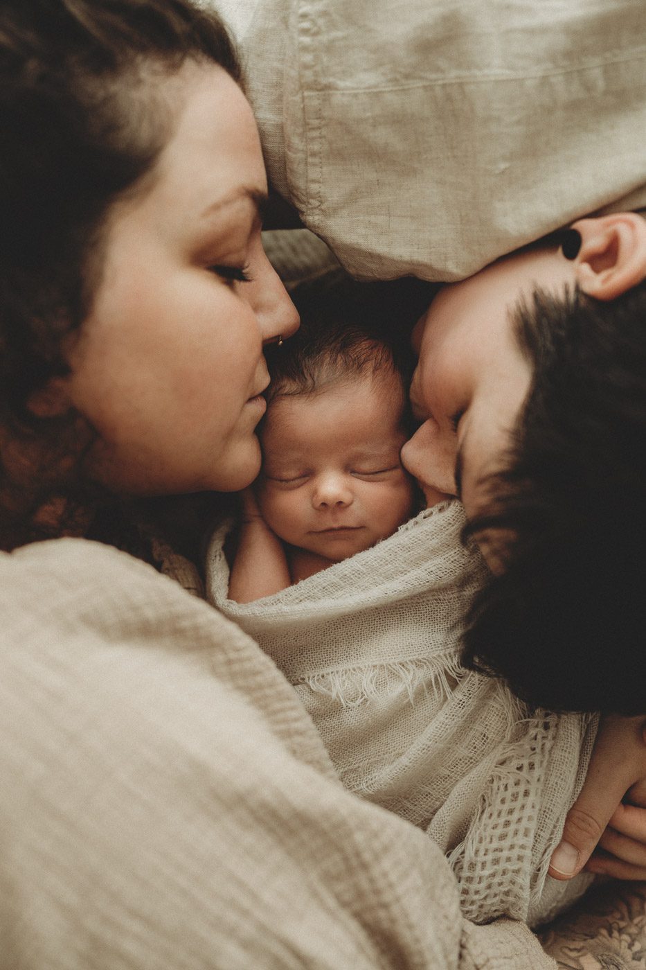 Neugeborenenfotos und Familienfotos kurz nach der Geburt im Fotostudio Pulheim