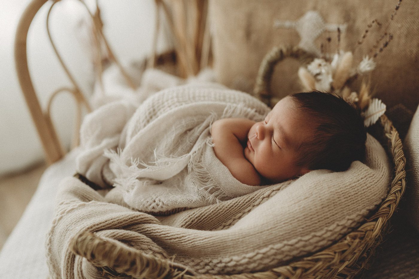 Neugeborenenfotos und Familienfotos kurz nach der Geburt im Fotostudio Pulheim