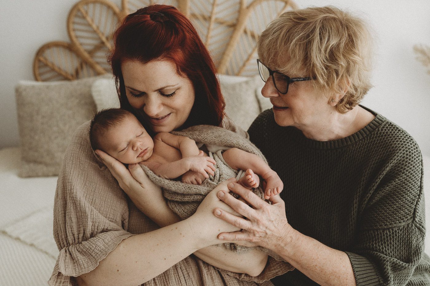 emotionale Neugeborenenfotos und Familienfotos kurz nach der Geburt im Fotostudio Kerpen