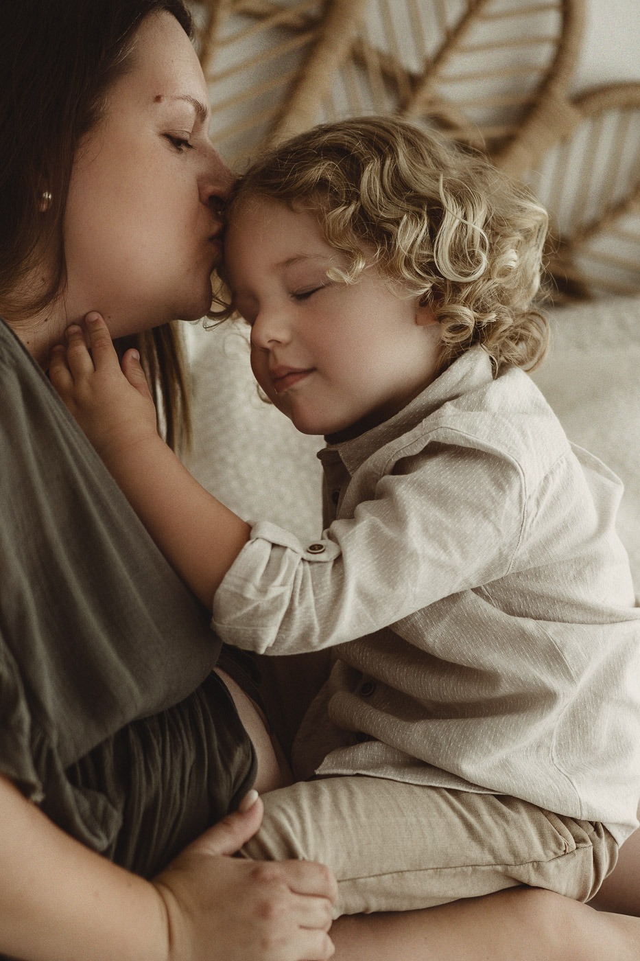 Babybauchfotos beim Fotoshooting mit einer Schwangeren im Fotostudio Kerpen im Rhein Erft Kreis