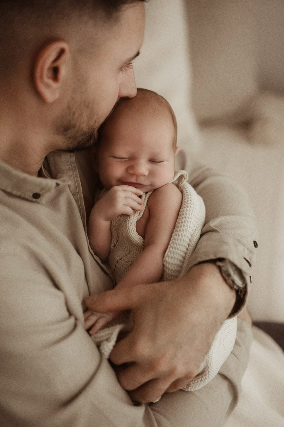 Hochwertige Babyfotografie, emotionales Familienporträt, liebevoller Vater-Kind-Moment.