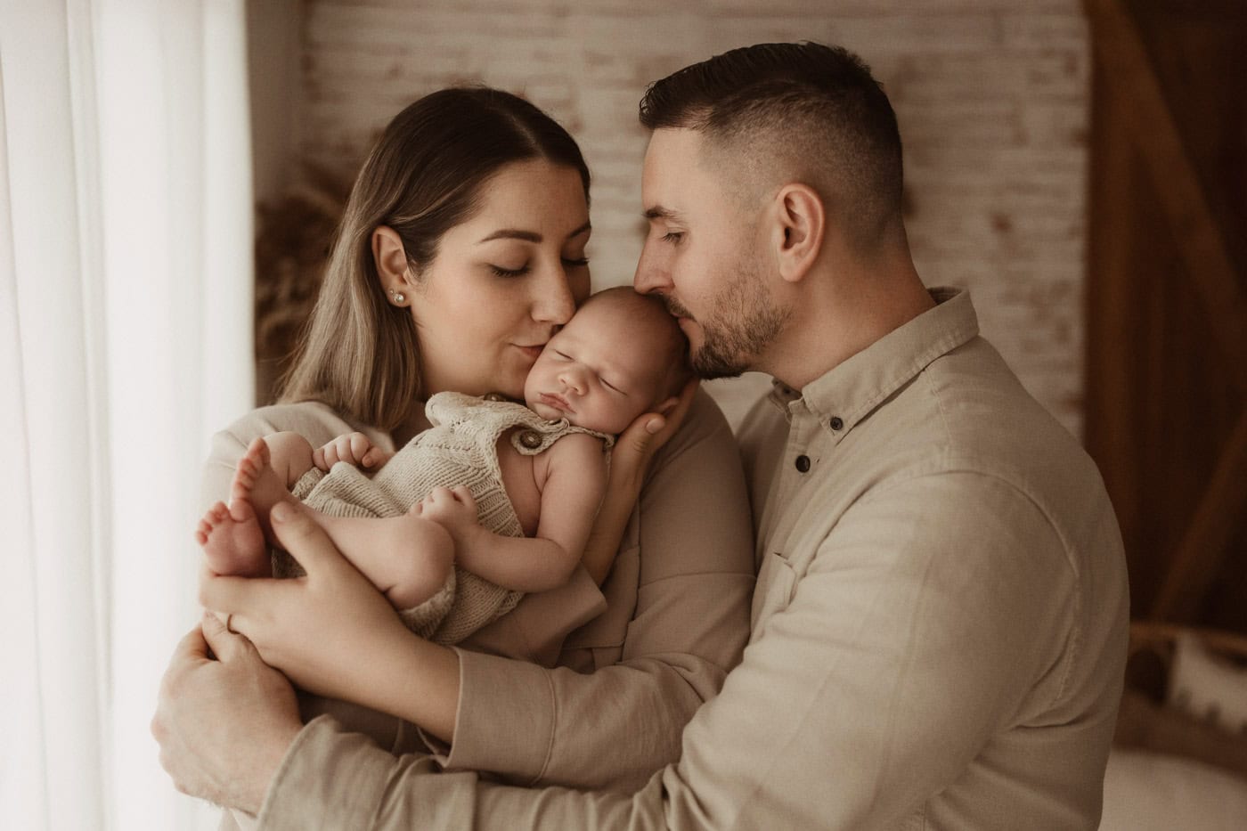 Nähe, Liebe, Familienfotografie - Babys erster Moment bei Petra Pietzka Fotografie in Kerpen.